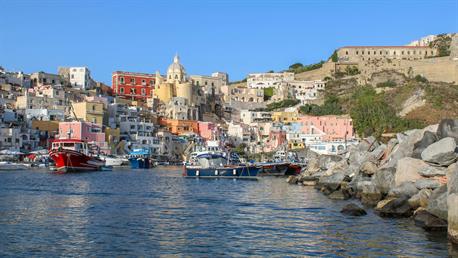 Procida ist eine kleine pastellfarbige Insel mitten im Golf von Neapel und nicht weit entfernt von Capri und Ischia.